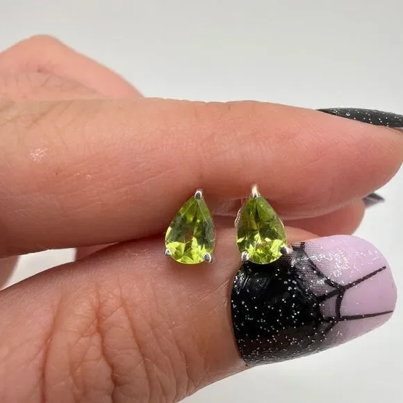 NWOT ~4x6mm faceted, pear cut Peridot stud earrings in sterling silver! - Picture 3 of 14